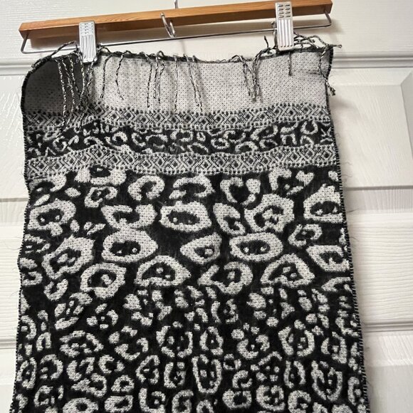 Black and Grey Leopard Scarf - Picture 4 of 5